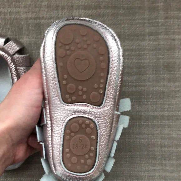 BOGO Slippers - semi hard sole, fringe detail, faux leather - pink - size 5 - Picture 3 of 6